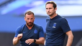 HLV Frank Lampard bất lực bên ngoài đường biên. Ảnh: Getty Images