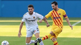 Lionel Messi tươi tắn với tấm băng đội trưởng cùng Barca. Ảnh: Getty Images