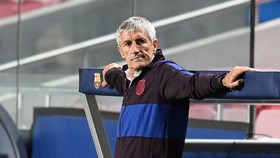 HLV Quique Setien chắc chắn sẽ không nhân nhượng Barca. Ảnh: Getty Images