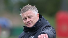 HLV Ole Gunnar Solskjaer đang cố lạc quan về thị trường chuyển nhượng. Ảnh: Getty Images