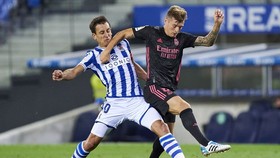 Real Madrid (phải) hòa nhạt nhòa trên sân Real Sociedad trong ngày ra quân. Ảnh: Getty Images