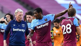 HLV David Moyes và 2 trụ cột phải về nhà ngay trước trận, nhưng West Ham vẫn thắng lớn.