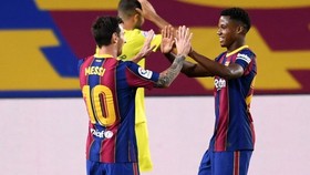 Ansu Fati nhận được sự tán thưởng của Lionel Messi sau cú đúp. Ảnh: Getty Images