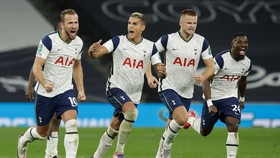 Tottenham mừng thành tích vào tứ kết Cúp Liên đoàn. Ảnh: Getty Images