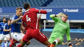Tình huống khiến Virgil van Dijk có thể kết thúc sớm mùa giải. Ảnh: Getty Images