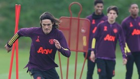 Edinson Cavani nỗ lực trên sân tập để sẵn sàng cho ngày ra mắt. Ảnh: Getty Images