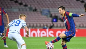 Lionel Messi ghi bàn giúp Barcelona vượt qua Dynamo Kiev.
