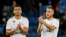 Eden Hazard (phải) và tiền vệ Casemiro dương tính Covid-19.