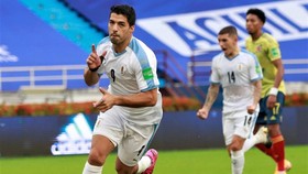 Luis Suarez ghi bàn cho tuyển Uruguay trước khi có xét nghiệm dương tính với Covid-19. Ảnh: Getty Images