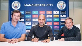 Pep Guardiola chính thức ký hợp đồng mới 2 năm với Man.City. Ảnh: Getty Images