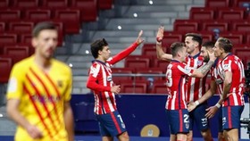 Atletico Madrid lần đầu đánh bại Barca tại La Liga sau 10 năm.
