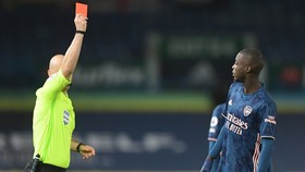 Nicolas Pepe và chiếc thẻ đỏ đẩy Arsenal vào khó khăn. Ảnh: Getty Images