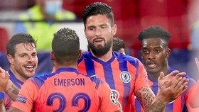 Olivier Giroud rực sáng giúp Chelsea hủy diệt Sevilla để chiếm ngôi đầu. Ảnh: Getty Images