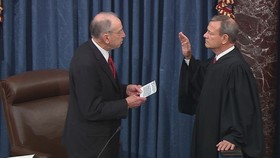 Chánh án Tòa án tối cao Mỹ John Roberts (phải) tuyên thệ chủ trì phiên tòa luận tội ông Trump ngày 16-1. Ảnh: REUTERS
