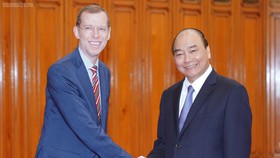 Thủ tướng Nguyễn Xuân Phúc và Hiệu trưởng Trường Harvard Kennedy, ông D. Elmendorf. Ảnh: VGP