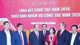 Thủ tướng Nguyễn Xuân Phúc cùng các đại biểu trao đổi bên lề hội nghị. Ảnh: VIẾT CHUNG