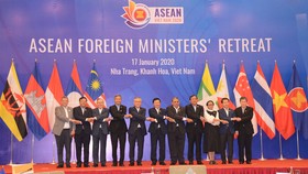 Phó Thủ tướng, Bộ trưởng Ngoại giao Phạm Bình Minh với Bộ trưởng Ngoại giao các nước ASEAN dự hội nghị