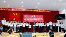 Trao 100 suất học bổng tặng sinh viên nghèo