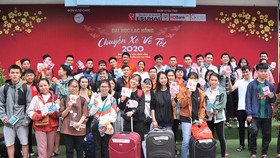 Sinh viên Trường Lạc Hồng vui vẻ chuẩn bị lên xe về quê đón tết