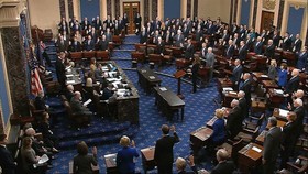 Các nhà lập pháp tại Thượng viện tuyên thệ, bắt đầu phiên xét xử Tổng thống Trump. Nguồn: AXIOS