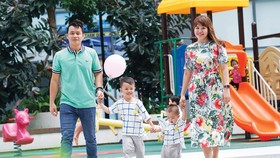 Cha mẹ cần dành nhiều thời gian với con cái. Ảnh: HOÀNG HÙNG