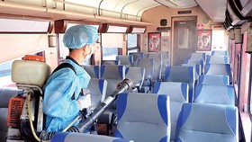 Xịt thuốc phòng dịch toa tàu ở Ga Sài Gòn . Ảnh: HOÀNG HÙNG