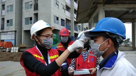 Kiểm tra thân nhiệt trước khi vào công trường làm việc