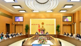 Chủ tịch Quốc hội Nguyễn Thị Kim Ngân chúc mừng các Đại sứ, Trưởng cơ quan đại diện Việt Nam tại nước ngoài. Ảnh: QUOCHOI.VN