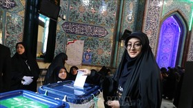 Cử tri Iran bỏ phiếu trong cuộc tổng tuyển cử tại điểm bầu cử ở Tehran ngày 21-2-2020. Ảnh: TTXVN