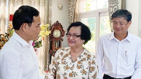Đồng chí Trần Lưu Quang thăm nguyên Bộ trưởng Bộ Y tế Trần Thị Trung Chiến. Ảnh: TẤN BA