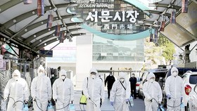 Lực lượng chức năng Hàn Quốc khử trùng ở TP Daegu. Ảnh: YONHAP
