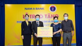 Ông Hoàng Việt Cường – Phó Tổng Giám đốc kiêm Chủ tịch Công đoàn Nam A Bank trao tặng 2 phòng cách ly áp lực âm và 40 giường y tế cho đại diện Sở Y tế TPHCM