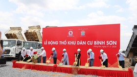 Ban lãnh Kim Oanh Group cùng đại diện các đối tác thực hiện nghi thức lễ động thổ dự án khu dân cư Bình Sơn