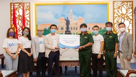 Đại diện Sơn Kim Retail trao quà cho Bộ Tư lệnh TPHCM