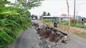 Sụp lún, sạt lở đường Tỉnh lộ 965 đoạn thuộc địa bàn ấp Minh Tiến A, xã Minh Thuận, huyện U Minh Thượng (Kiên Giang). Ảnh: TTXVN