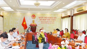 Đồng chí Nguyễn Thiện Nhân, Ủy viên Bộ Chính trị, Bí thư Thành ủy TPHCM cùng các thành viên Đoàn đại biểu Quốc hội TPHCM dự kỳ họp thứ 9 Quốc hội khóa XIV tại điểm cầu TPHCM. Ảnh: VIỆT DŨNG