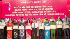 Bí thư Quận ủy Quận 10 Đặng Quốc Toàn tuyên dương các tập thể tiêu biểu