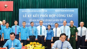 Bí thư Thành ủy TPHCM Nguyễn Thiện Nhân chứng kiến lễ ký kết giữa Phó Bí thư Thường trực Thành ủy TPHCM Trần Lưu Quang và Chủ tịch Tổng Liên Đoàn Lao Động Việt Nam Nguyễn Đình Khang. Ảnh: VIỆT DŨNG