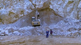 Lực lượng chức năng nỗ lực tìm kiếm nạn nhân vụ nổ mỏ đá. Ảnh: TTXVN