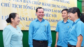 Phó Bí thư Thành ủy TPHCM Võ Thị Dung trao đổi cùng các đại biểu. Ảnh: VIỆT DŨNG