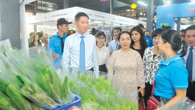 Phó Chủ tịch UBND TPHCM Trần Vĩnh Tuyến thăm gian hàng bày bán sản phẩm tại Chương trình Kích cầu tiêu dùng 2020. Ảnh: CAO THĂNG