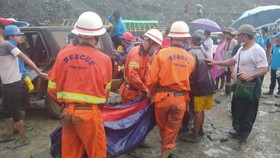 Lực lượng cứu hộ đưa thi thể ra khởi nơi xảy ra lở đất ở bangKachin, Myanmar ngày 2-7. Ảnh: REUTERS