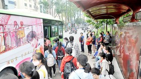 Mạng lưới xe buýt TPHCM hiện đang đáp ứng một phần nhu cầu đi lại của người dân. Ảnh: CAO THĂNG