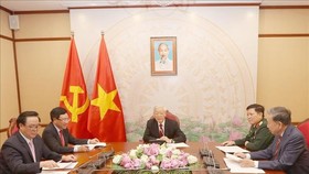 Tổng Bí thư, Chủ tịch nước Nguyễn Phú Trọng điện đàm trực tiếp với Chủ tịch Đảng Nhân dân Campuchia, Thủ tướng Chính phủ Campuchia Hun Sen. Ảnh: TTXVN