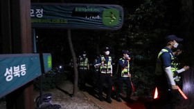 Cảnh sát thành phố Seoul tập trung tại khu vực tìm thấy xác thị trưởng Park. Ảnh: YONHAP NEWS