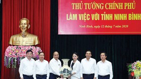 Thủ tướng Nguyễn Xuân Phúc tặng quà lưu niệm cho tỉnh Ninh Bình. Ảnh: TTXVN