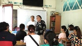 Một lớp học ngoại ngữ miễn phí tại chùa Lá