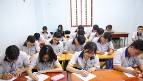 Học sinh Trung tâm Giáo dục phổ thông (Trường Đại học Công nghiệp thực phẩm TPHCM) làm hồ sơ đăng ký thi THPT và xét tuyển đại học năm 2020