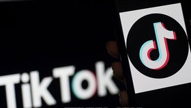 Biểu tượng TikTok trên màn hình điện thoại di động. Ảnh: TTXVN