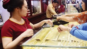 Vàng SJC tiến sát 57 triệu đồng/lượng, VN-Index giảm gần 44 điểm